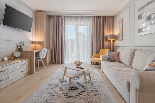 1 queen bed, 1 sofa bed