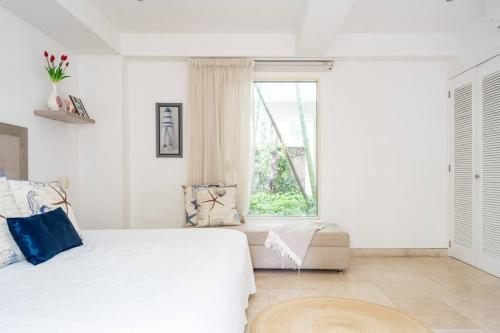 Walled City apt- Rooftop Pool & Private Garden - image 3