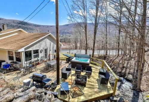 Relaxation Retreat Home with Hot Tub Gym & Sauna in Prattsville, USA