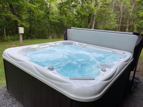 Retro Retreat Charming Home with Hot Tub & Fire Pit in Hensonville, USA