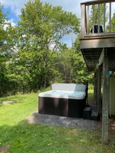 Retro Retreat Charming Home with Hot Tub & Fire Pit - image 8