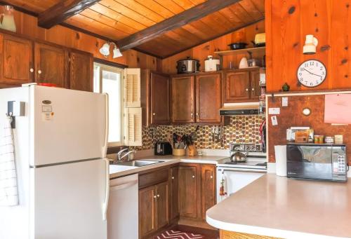 Retro Retreat Charming Home with Hot Tub & Fire Pit - image 6