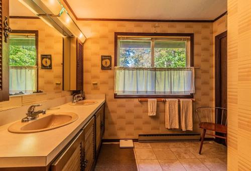 Retro Retreat Charming Home with Hot Tub & Fire Pit - image 3