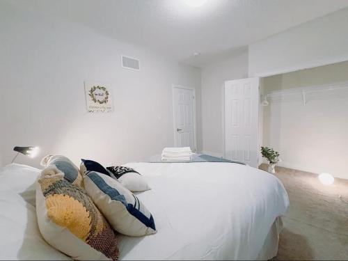 Country-Style King BR-Close to 401, Go Train, Mall