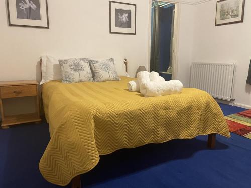1 double bed, 1 twin bed