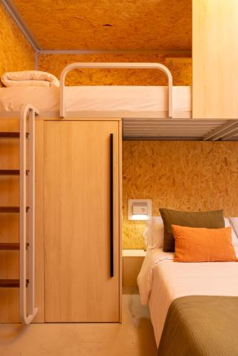 1 double bed, 2 twin beds