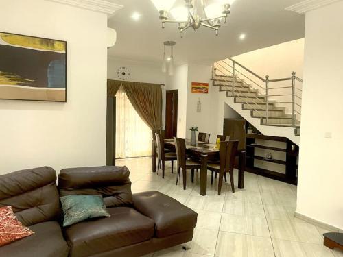 3 Bdrm city view with pool at Dzorwulu in Abelemkpe