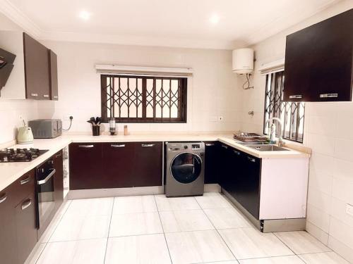 3 Bdrm city view with pool at Dzorwulu in Abelemkpe