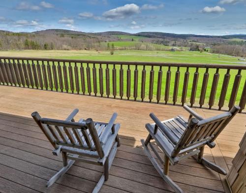 Spacious Retreat with Panoramic View of Catskill Mts in Stamford, USA