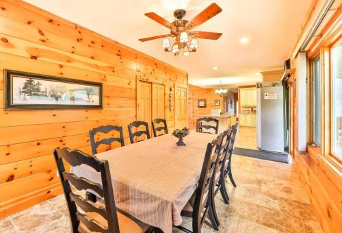 Spacious Retreat with Panoramic View of Catskill Mts in Stamford, USA