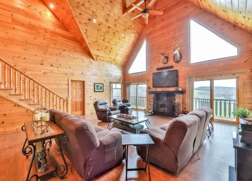 Spacious Retreat with Panoramic View of Catskill Mts in Stamford, USA