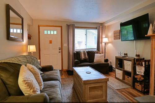Updated Hunter Mtn Condo Walk to Slopes &Festivals in Lanesville, USA