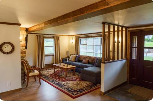 Windham Cabin 5 mins to Mtn with 2 Fireplaces & Games in Windham, USA