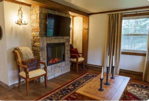Windham Cabin 5 mins to Mtn with 2 Fireplaces & Games in Windham, USA