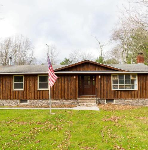 Windham Cabin 5 mins to Mtn with 2 Fireplaces & Games in Windham, USA