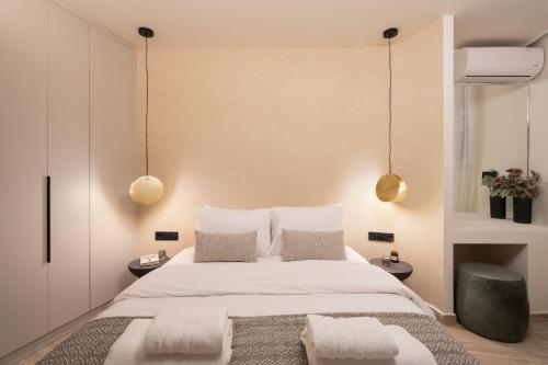Cozy & Chic Stay with Patio Near Metro Station, Ateny