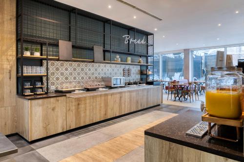 طعام و مشروبات, B&B HOTEL Mons Gare in مونز بيرجن