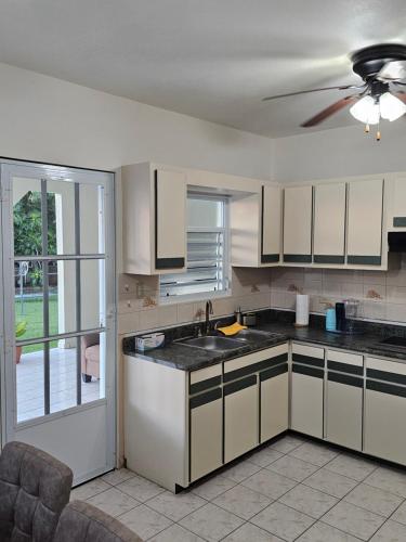 Kitchen, Casaplayuela in Aguadilla