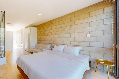 Modern Loft-Style Townhouse in Los Angeles