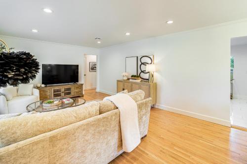4 Mi to Downtown Tulsa Home with Fire Pit and Grill in Tulsa, USA