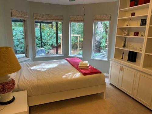 Spacious Coastal Retreat Near White Rock, 5 Bedroom Haven in Surrey, Canada