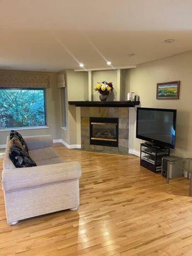 Spacious Coastal Retreat Near White Rock, 5 Bedroom Haven in Surrey, Canada