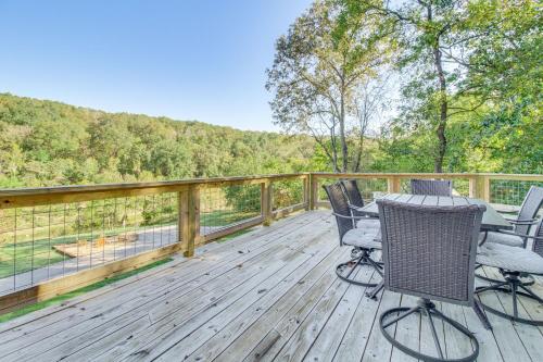 Furnished Deck and On-Site Creek Rae Valley Cabin in Flippin, USA