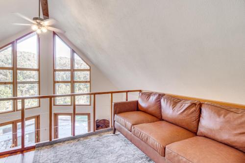 Furnished Deck and On-Site Creek Rae Valley Cabin in Flippin, USA