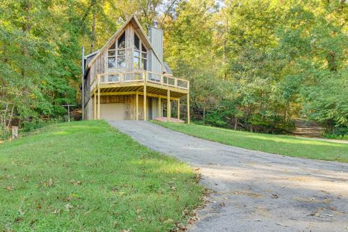 Furnished Deck and On-Site Creek Rae Valley Cabin in Flippin, USA
