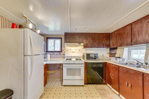 5 Mi to Lake Erie Access Quiet Cottage with Yard! in Westfield, USA