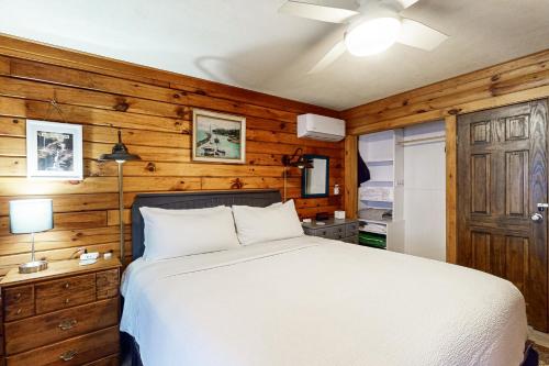 Seneca Lake Log Cabin in Dundee, USA