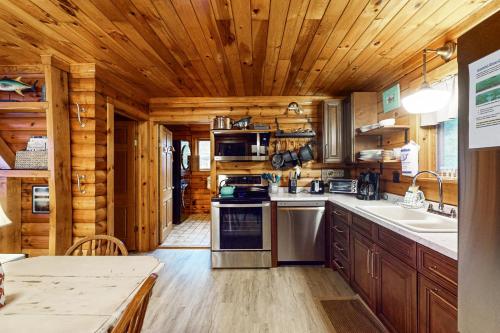 Seneca Lake Log Cabin in Dundee, USA
