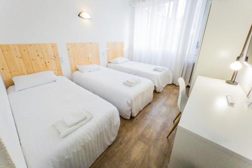 1 double bed, 1 twin bed