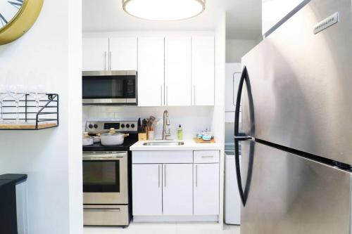 Modern Vibes 1BR with Patio & Firepit by the Beach in Boca Raton, USA