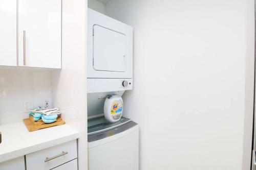 Modern Vibes 1BR with Patio & Firepit by the Beach in Boca Raton, USA