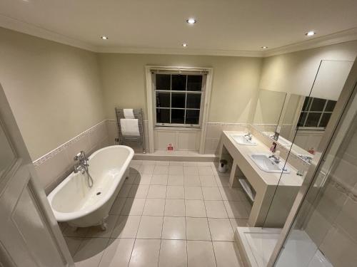 The Commercial Bar & Hotel Room Type - Deluxe Suite