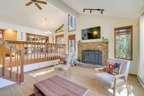 11 Mi to Skiing, Water Parks Tobyhanna Getaway! in Tobyhanna, USA
