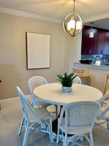 Modern Vibes Renovated 2BR with Balcony by the Beach in Boca Raton, USA