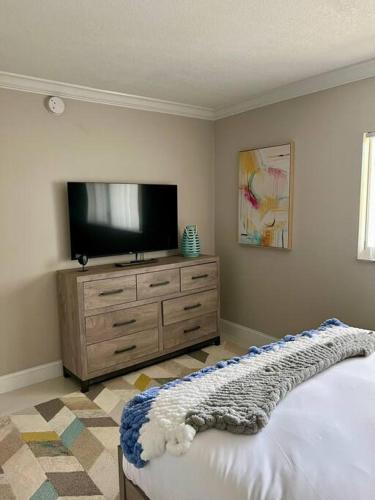 Modern Vibes Renovated 2BR with Balcony by the Beach in Boca Raton, USA
