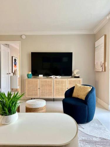 Modern Vibes Renovated 2BR with Balcony by the Beach in Boca Raton, USA