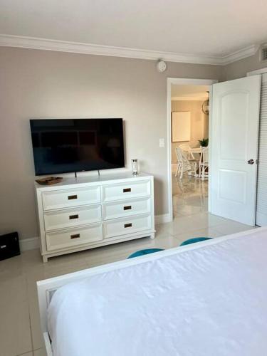 Modern Vibes Renovated 2BR with Balcony by the Beach in Boca Raton, USA