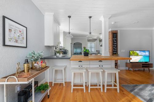 Tiny Home w MIL suite - 3 MI to DT in Orlando, USA