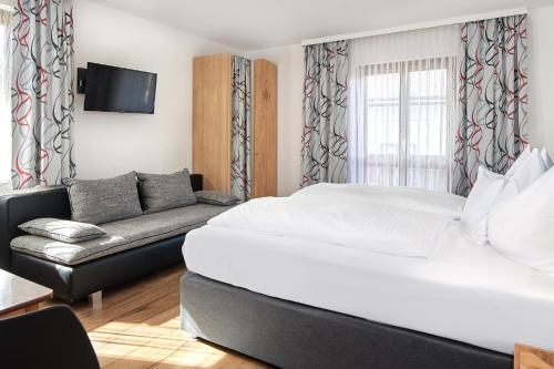 1 queen bed, 1 sofa bed
