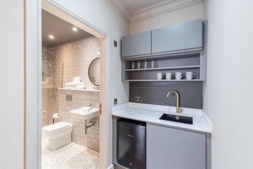 浴室, King Street Aparthotel in 史特靈市中心