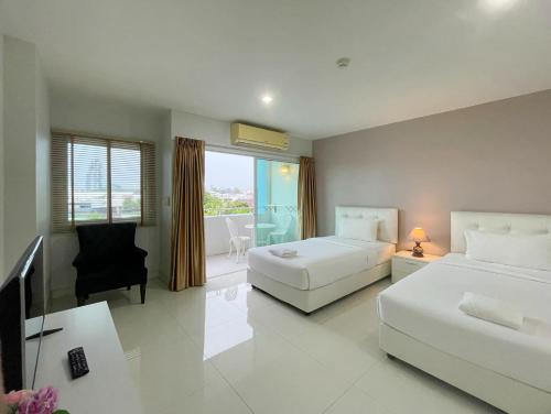 Superior Twin Room with City View image 10