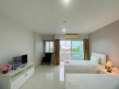 Superior Twin Room with City View image 8