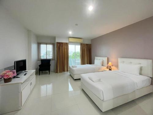 Superior Twin Room with City View image 7