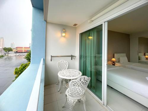Superior Twin Room with City View image 6