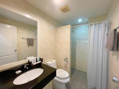 Superior Twin Room with City View image 3