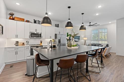Huge Home with Patio - WALK to Shops, Food, Brewery in Nashville, USA